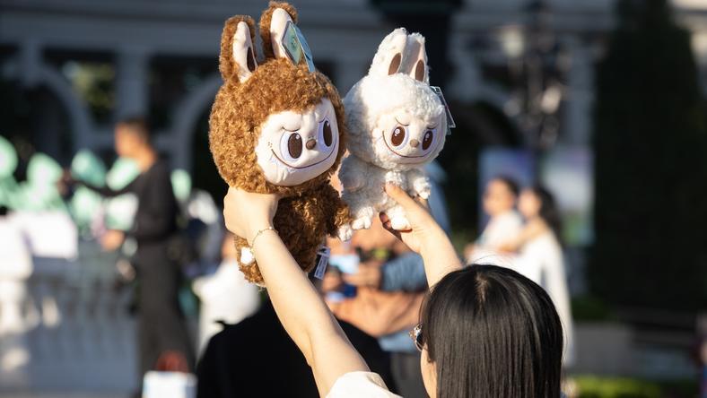 股价下跌1/3,泡泡玛特打击黄牛错了吗?